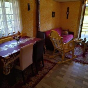 弗尔尼亚奇卡矿泉镇Kuća za odmor Vilin vrt Vrnjacka Banja Otroci的客厅配有桌子和沙发