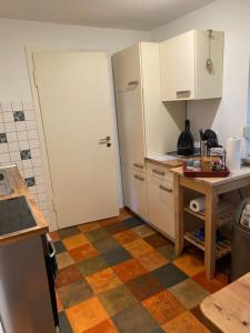 杜塞尔多夫Apartment Düsseldorf-Süd的厨房配有桌子和白色门