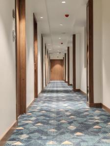 AnkleshwarChryso Hotels Pvt Ltd的走廊上铺着地毯的办公楼