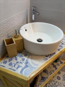丰卡连特德拉帕尔马El Sueño: un lugar especial para sus vacaciones的木桌上配有白色水槽的浴室