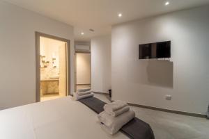 帕尔马Residenza Digione的一间卧室配有带毛巾的床