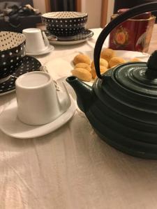 罗韦雷托Appartamento nel Borgo的茶壶和饼干的桌子