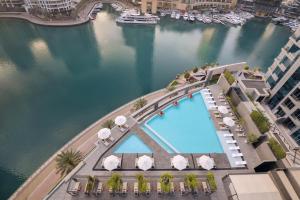 迪拜迪拜码头洲际酒店的享有带椅子和遮阳伞的游泳池的上方景致
