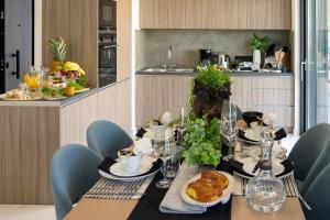 雅典The Lop Athens Holidays Luxury Suites的用餐室配有餐桌和食物
