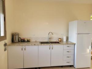 萨法德Home away from home的厨房配有白色橱柜和白色冰箱。