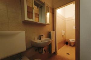 格拉索比奥Airport Boulevard Guesthouse的一间带水槽和卫生间的浴室