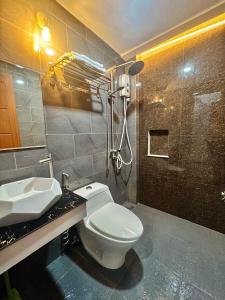 邦劳Sky Traveller Suites的浴室配有卫生间、盥洗盆和淋浴。