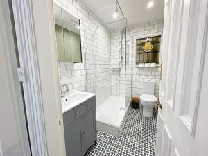 格拉斯哥1 Bed Character Filled Glasgow Apartment的一间带水槽、淋浴和卫生间的浴室