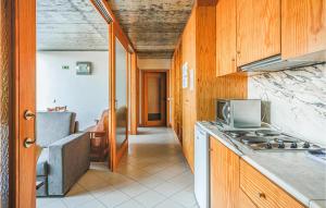 弗雷舒德埃什帕达阿辛塔Cozy Apartment In Freixo De Espada C With Kitchen的厨房配有水槽和炉灶 顶部烤箱
