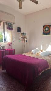 拉库布蕾Casa con vista a la salida del sol的一间卧室配有一张带紫色毯子的床