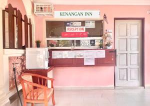 珍南海滩Kenangan Inn的柜台前带木椅的餐厅