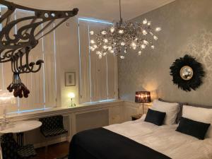 哈莱姆GuesthouseOne的一间卧室配有一张大床和一个吊灯。