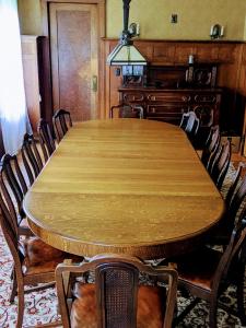 尼亚加拉瀑布The Marshall House的一间带木桌和椅子的用餐室
