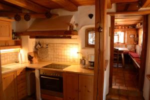 哈尔布莱希Beim Dokterer, Fewo ANNO DAZUMAL的厨房配有木制橱柜和炉灶烤箱。