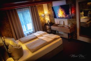 蔡茨Villa Prestige的一间卧室设有两张床、一张桌子和一个窗口。