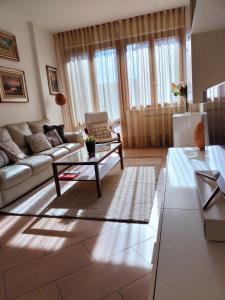 利沃诺Sunnyside Accademia的客厅配有沙发和桌子