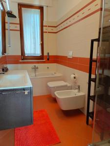利沃诺Sunnyside Accademia的带浴缸、卫生间和盥洗盆的浴室