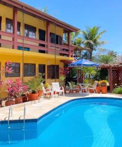 伯迪亚哥Residencial Villa Cris的一座带游泳池和度假村的别墅