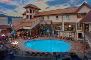 加特林堡西德尼·詹姆斯山酒店的享有酒店空中美景,设有游泳池