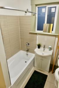 温哥华Private room in a Shared house的浴室配有白色浴缸和水槽