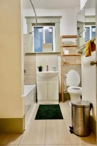 温哥华Private room in a Shared house的一间带水槽和卫生间的小浴室