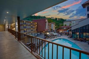 加特林堡西德尼·詹姆斯山酒店的从带游泳池的酒店阳台欣赏美景