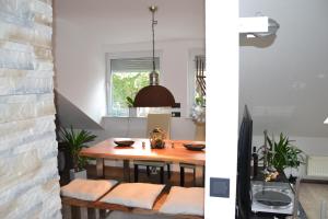 韦黑幕斯菲尔德5 Sterne Apartment Auszeit的一间带木桌和椅子的用餐室