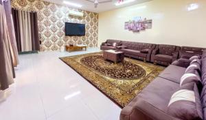 Ḩifrīشالية البندرvip的带沙发和电视的客厅
