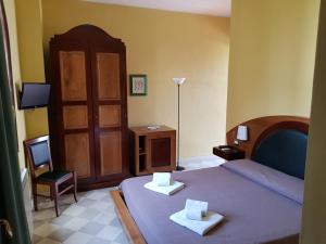 莱切B&B Residenza Pizziniaco的一间卧室配有一张床,上面有两条毛巾