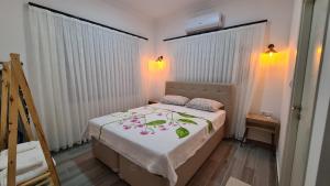 达拉曼Villa Koyuncu的一间小卧室,配有一张带白色毯子的床