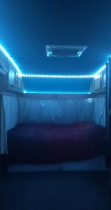 因弗内斯Cara Noir的一间设有蓝色灯光的床的房间
