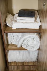 VagharshapatH Resort Hotel Vagharshapat Armenia的衣柜里一组折叠毛巾