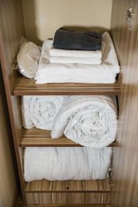 VagharshapatH Resort Hotel Vagharshapat Armenia的衣柜里一组折叠毛巾
