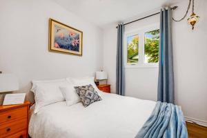 LanarkCozy Waterfront Cottage, WiFi-Netflix-Dog Friendly的卧室配有白色的床和窗户。