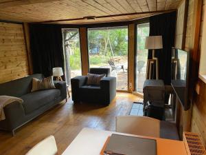 恩斯赫德Boshuisje的客厅配有沙发和桌子