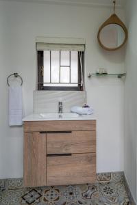 维德尼斯菲尔诺维酒店的一间带水槽和窗户的浴室