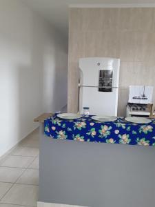 伊塔尼亚恩casa de praia campos的厨房配有台面和冰箱