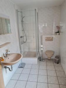 鲁拉Pension Jung, Bäckerei-Konditorei & Café的带淋浴、盥洗盆和卫生间的浴室