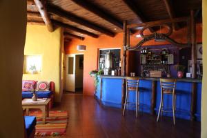 塔菲德尔瓦勒波萨达拉瓜达卢佩酒店的一间酒吧,位于带椅子和柜台的房间