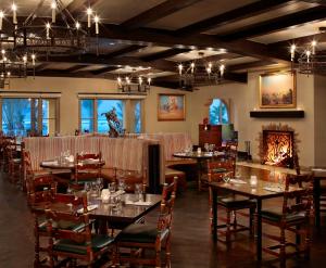 Indian VillageThe Inn at Death Valley的用餐室配有桌椅和吊灯。