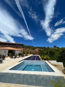 巴里查拉Hotel AMANEE的享有蓝色天空游泳池的景色