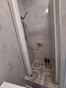 布拉格HaKhanh family的一间铺有瓷砖地板的带淋浴的浴室