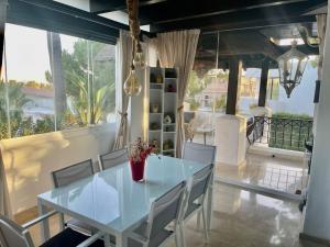 马贝拉Luxury apartamento en río real的一间配备有蓝色桌子和椅子的用餐室