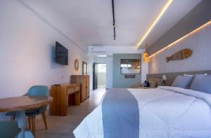 乌巴图巴恩赛亚达村酒店的卧室配有一张白色大床和一张木桌