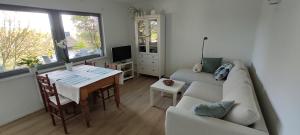 Echternacherbrückgemütliche Wohnung mit Kamin - Sunny Hill Holiday Home的客厅配有沙发和桌子