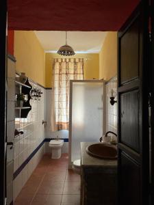 扎哈拉Mirador del farmacéutico的一间带水槽和卫生间的浴室以及窗户。