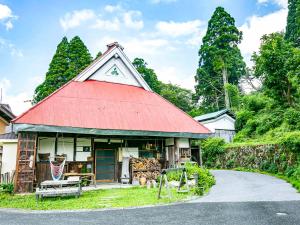 长滨市Maibara - House - Vacation STAY 20710v的路边有红色屋顶的房子