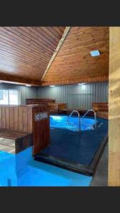 Claysburg2 Bedroom 2 Bathroom - Blue Knob All Season Resort Condo的一座带木制天花板的建筑中的游泳池