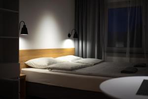 克罗奇琴科Pokoje w centrum的一张带白色枕头的床和一个窗户