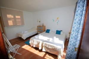 卡拉纳雅达El Rincón, peace at the sea, with jacuzzi的一间卧室配有两张床、一张桌子和一把椅子